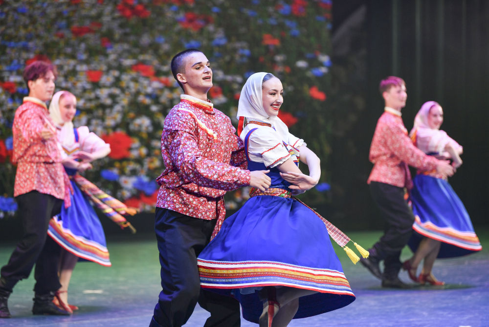 　　在乌鲁木齐晚报剧院，俄罗斯萨拉托夫州曙光歌舞团演员为观众表演代表作《曙光》（7月22日摄）。新华社记者 胡虎虎 摄